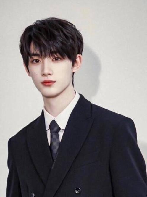 工作人员爆料丁程鑫视频,工作人员爆料背后的故事  第1张